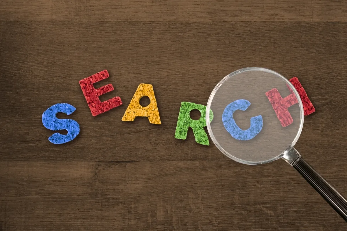 読みやすい見出しと段落の基本を解説するアイキャッチ画像